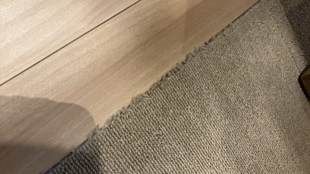 ニトリマットが少しほつれている写真