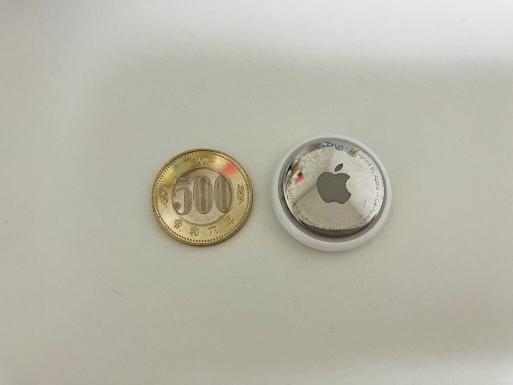 エアタグと500円玉のサイズ比較
