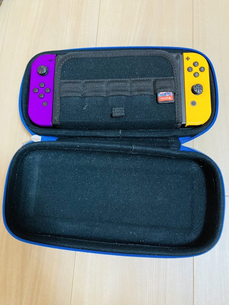 キャリングケースの中にスイッチとSDカードを入れた