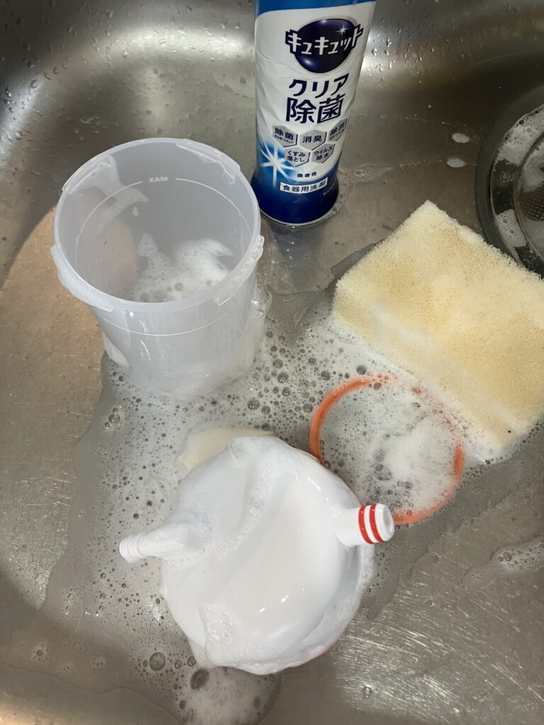 パーツをスポンジで手洗い