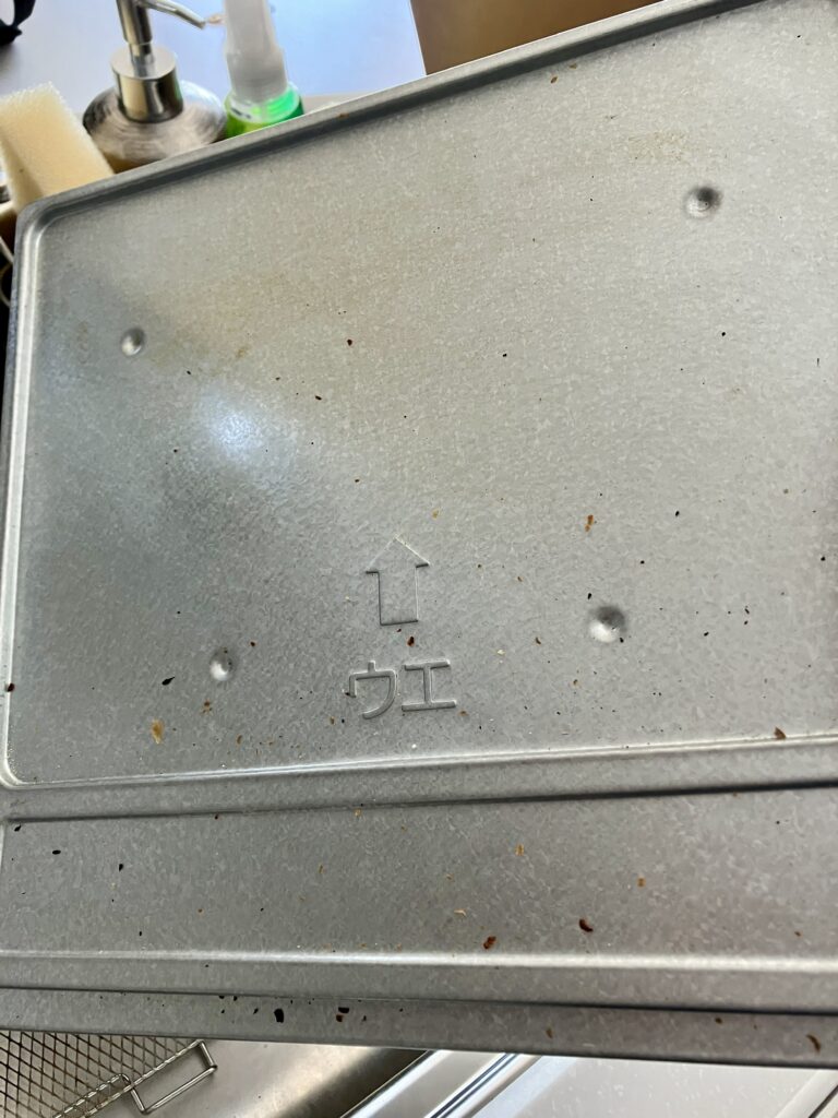 パンくずがついた受け皿