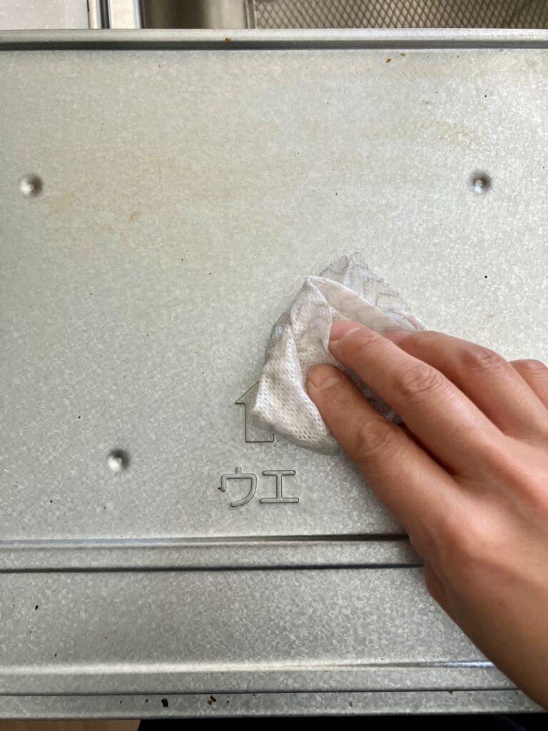 受け皿をふきんで拭き上げる