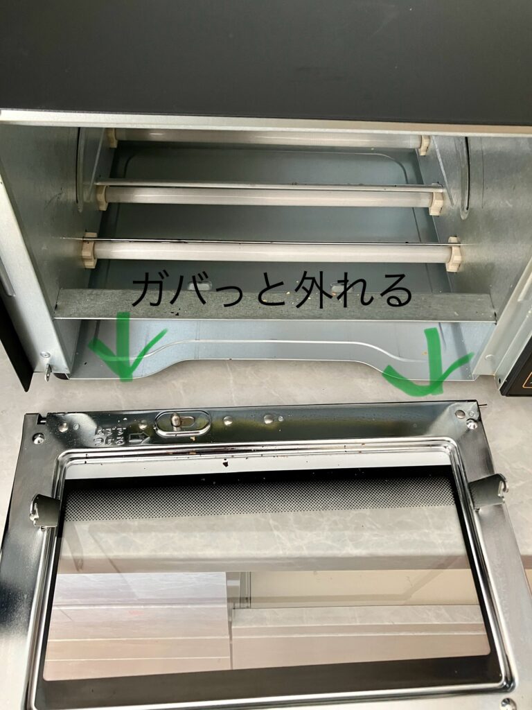 扉がガバっと外れる