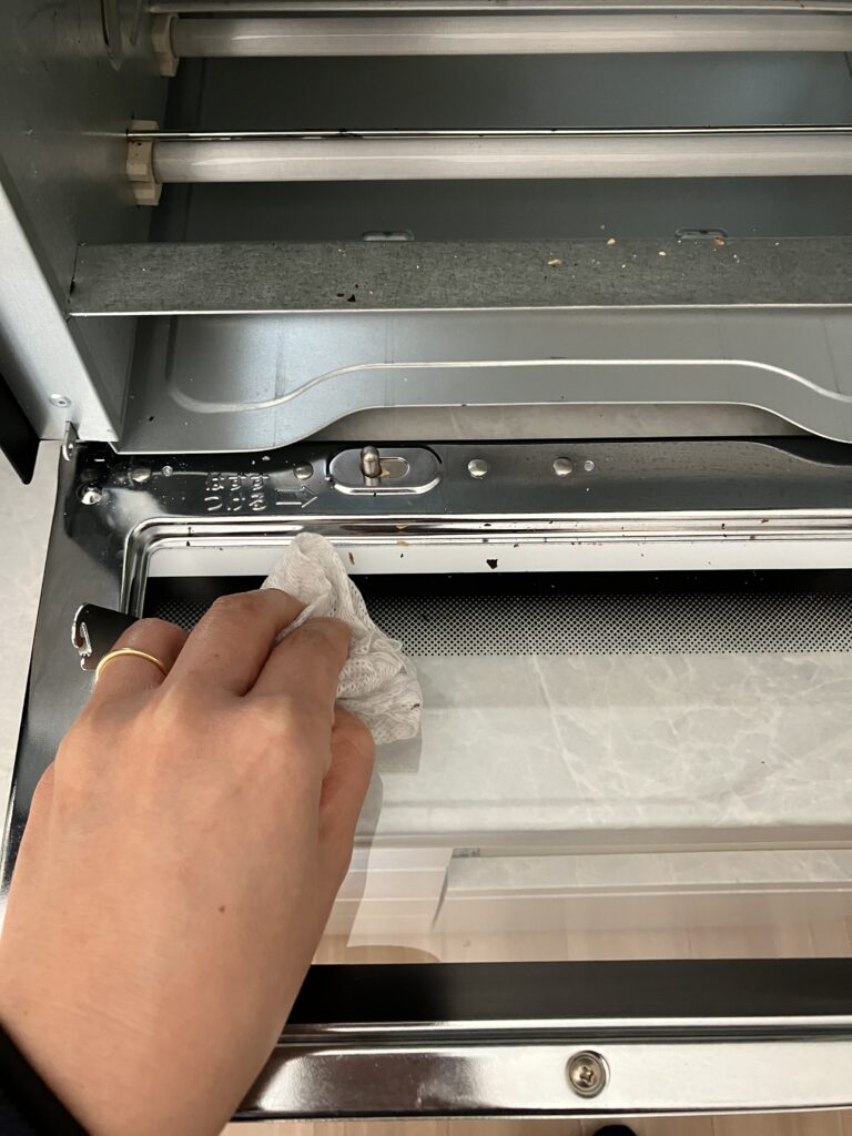 扉を布で拭いている