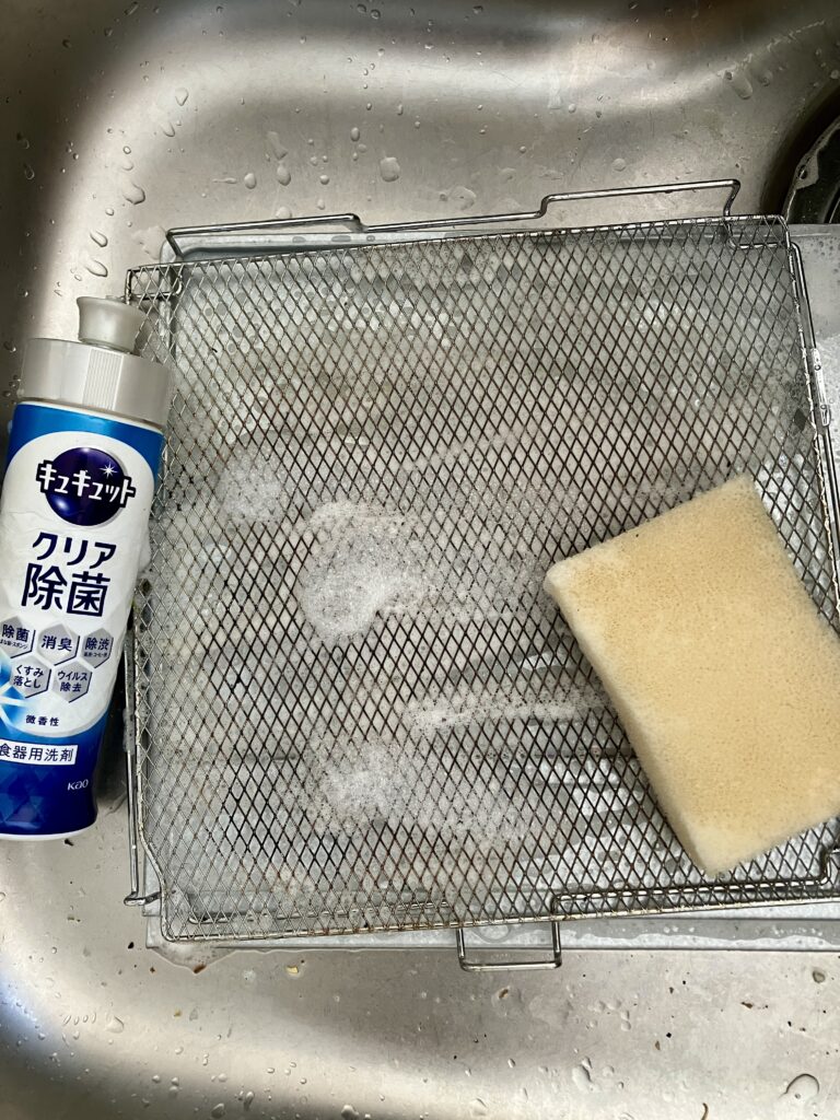 中性洗剤で焼き網を洗う