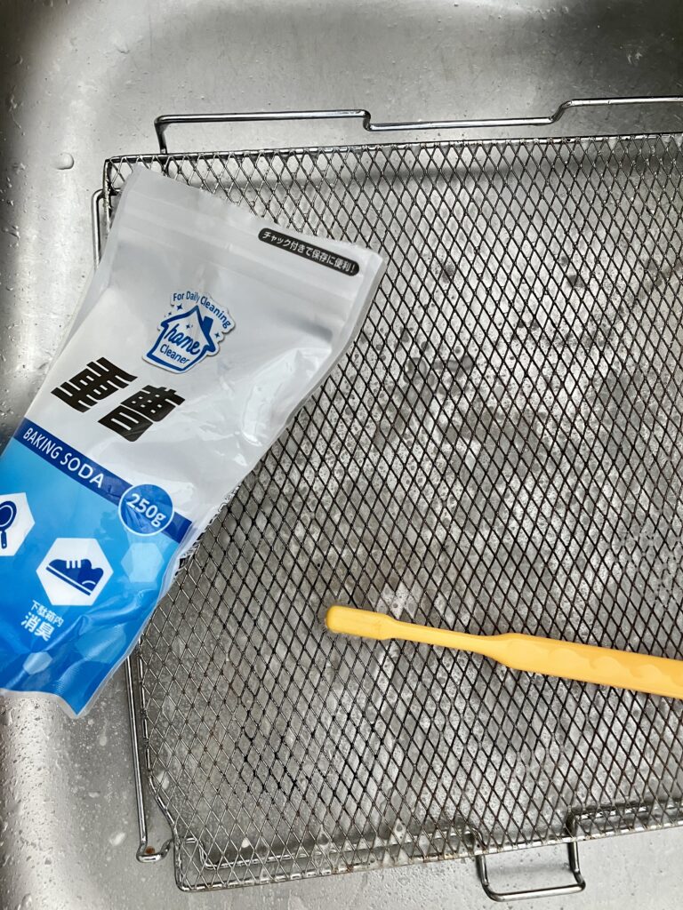 焼き網を重曹で洗っている