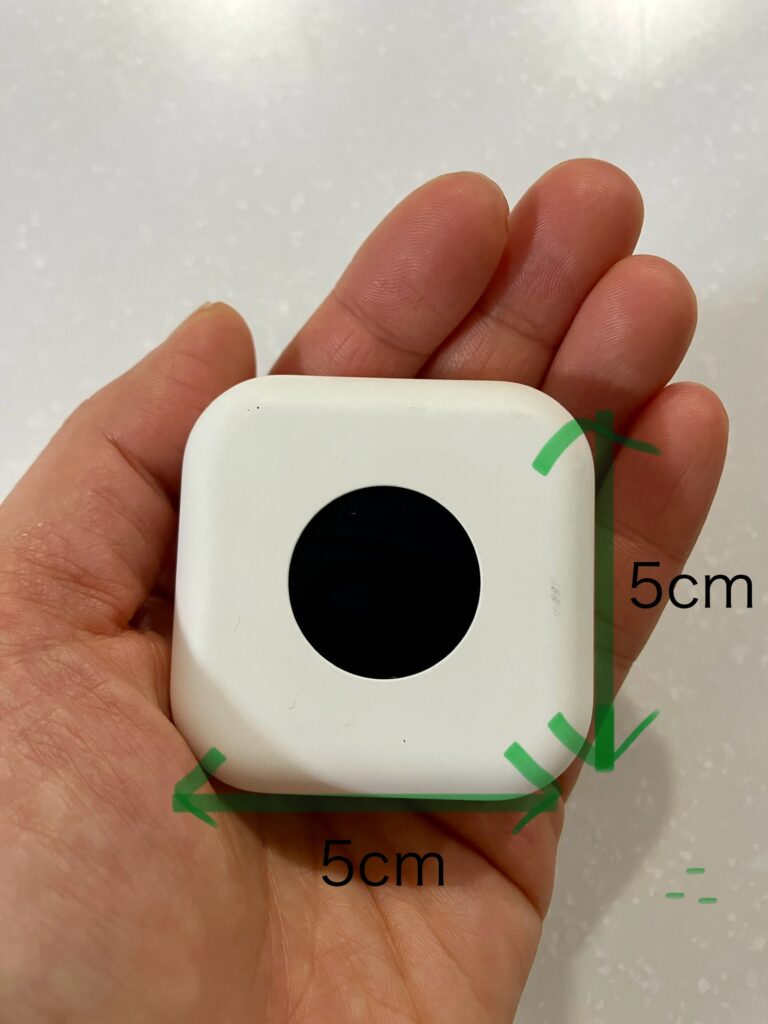 手のひらにBoTトーク本体をもって大きさを記載