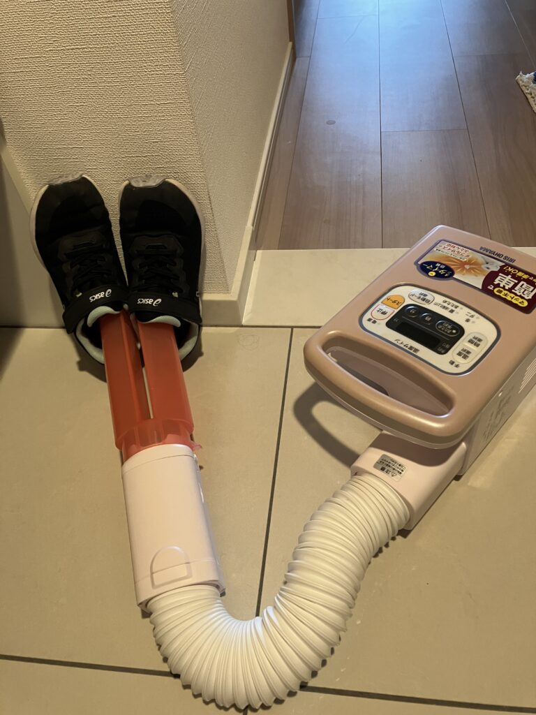 靴を立てかけて靴乾燥している