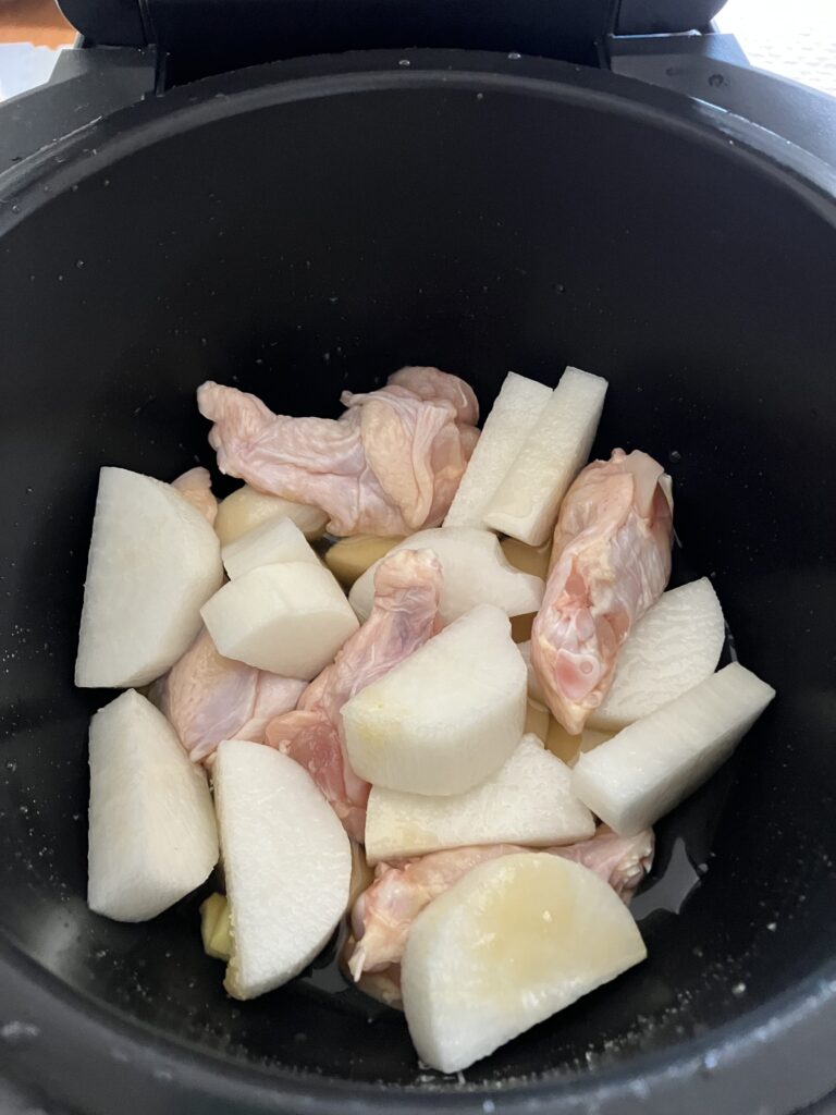 手羽元と大根に調味料をかけたところ